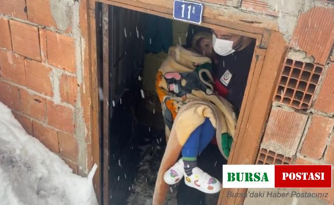 UMKE ekipleri karla kaplı köydeki çocuk hasta için seferber oldu