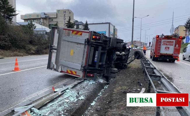 Ümraniye’de kamyonet bariyerlere girerek karşı şeride geçti: 1 yaralı