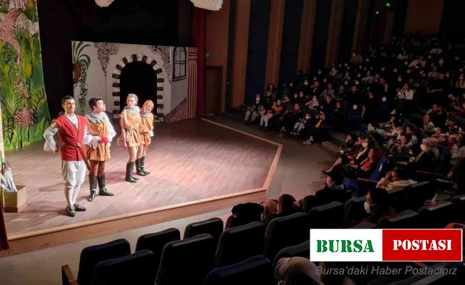 Üniversite öğrencileri çocuklar için oynadı