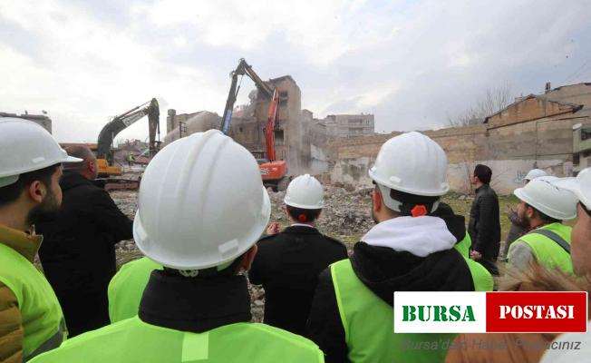 Üniversite öğrencileriyle birlikte yıkım çalışmalarını inceledi