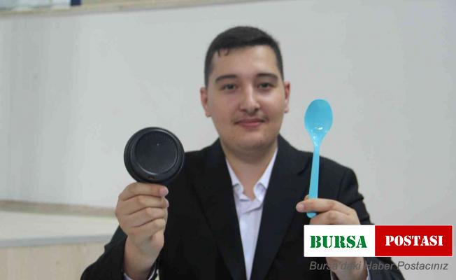 Üniversite öğrencisi doğada çözünerek bitkiye dönüşen plastik üretti