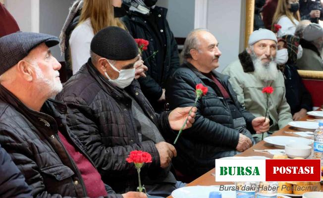 Üniversiteli gençler yaşlılara vefa borcunu yemekle ödedi