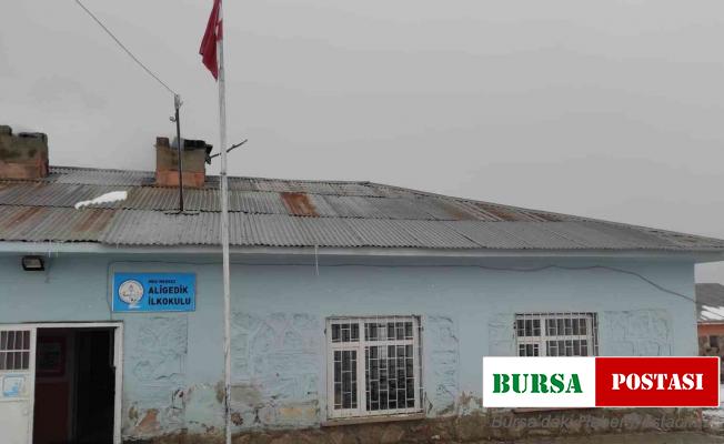 Üniversiteli gençlerden ilkokul öğrencilerine hediye