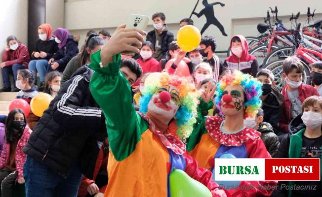 Üniversiteliler köy okulunda öğrencilerle buluştu