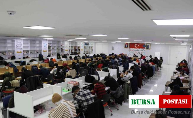 Üniversiteye hazırlanan gençler ücretsiz TYT sınavında ter döktü