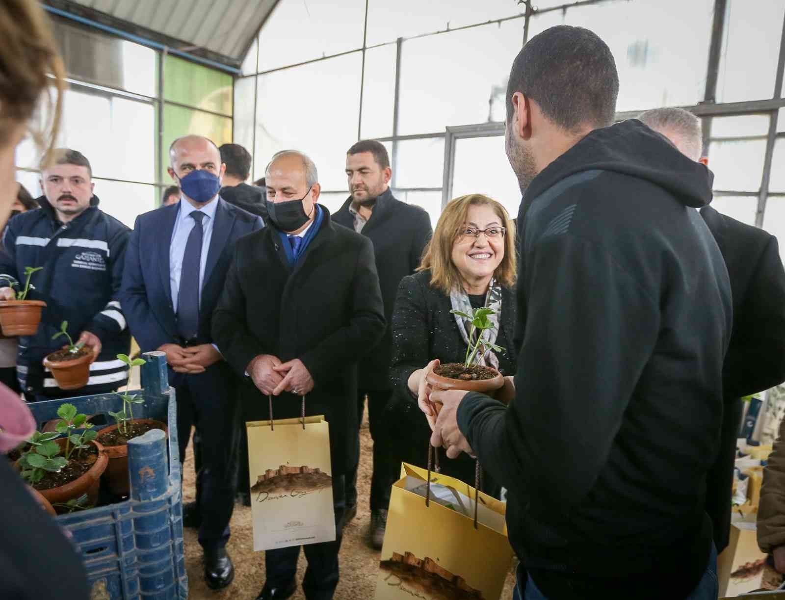 Unsur restoranıyla birlikte fidan dikti