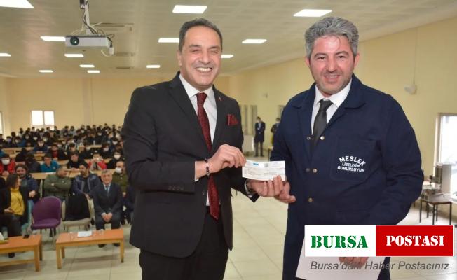 Uşaklı iş adamı kendini yetiştiren okulu unutmadı