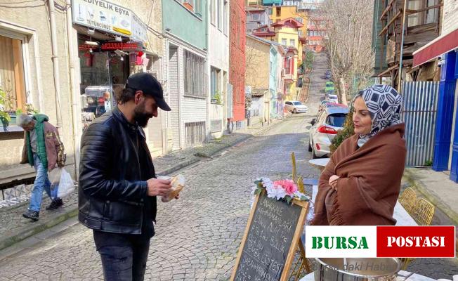 Üsküdar’da bir işletme Çanakkale Zaferi anısına hoşaf ve ekmek dağıttı