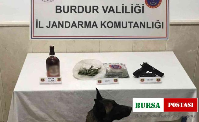 Üzerinde uyuşturucu, tabanca ve sahte içki ile yakalandı