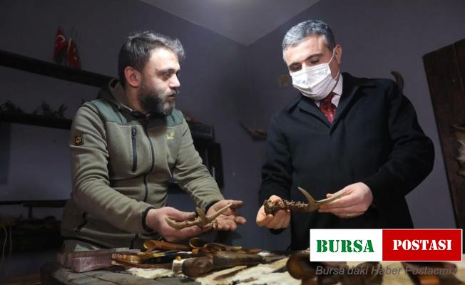 Vali Atay, Altınışık tarafından işlenen bıçakları inceledi