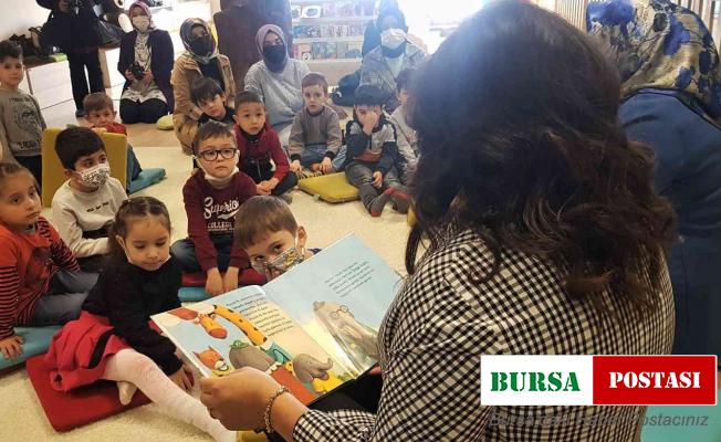 Vali eşi, Türkiye’nin ilk bebek kütüphanesinde çocuklar için masal okudu