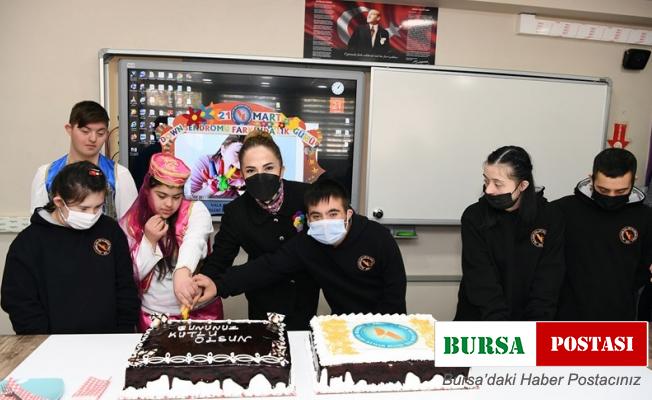 Vali Funda Kocabıyık, down sendromlu çocuklarla pasta kesti