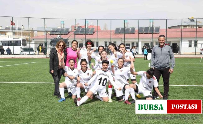 Van Büyükşehir Belediye Kadın Futbol Takımı ilk maçında galip geldi
