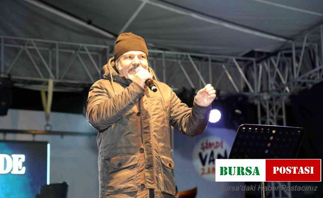 Van Shopping Fest kapsamında dengbêjler sahne aldı