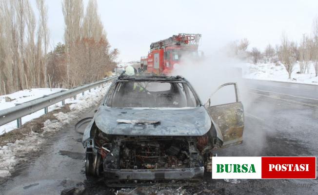 Van’da seyir halindeyken alev alan otomobil küle döndü