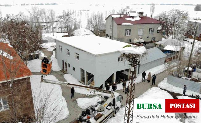 VEDAŞ ekipleri, karla kaplı leylek yuvalarına yem bıraktı