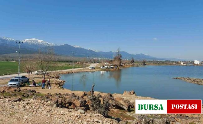 Volkanik göl piknikçilerin akınına uğruyor