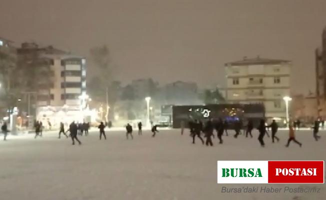 Yaklaşık 200 kişi aynı anda kar topu oynadı