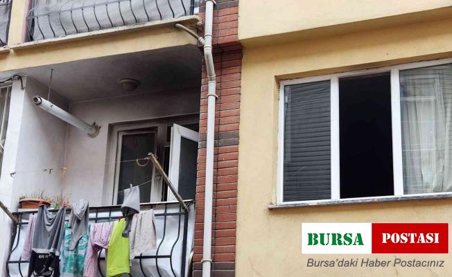 Yangın çıkan evde mahsur kalan çifti böyle kurtarmaya çalıştılar