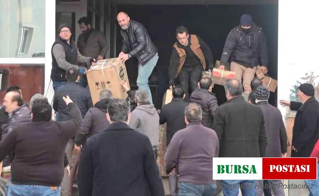 Yangının çıktığı depodaki malzemeleri çıkartmak için zamanla yarıştılar