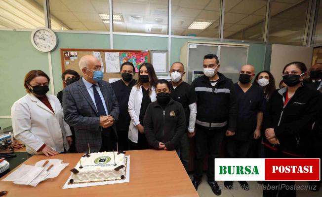 Yaşar, sağlık personeliyle birlikte pasta kesti