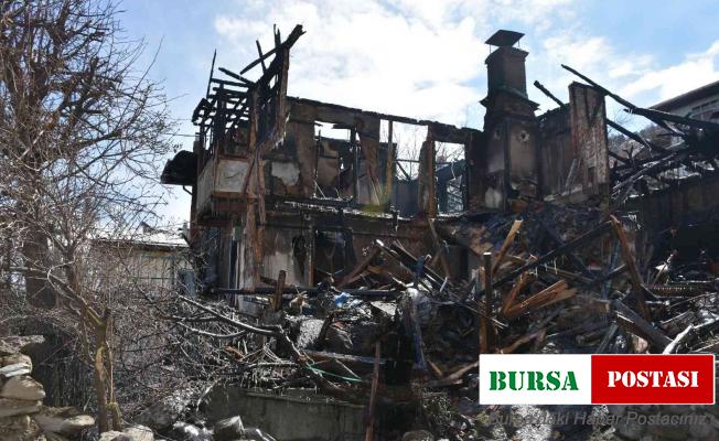 Yaşlı çift pencereden atlayarak kurtulmuştu, evlerinden geriye enkaz kaldı