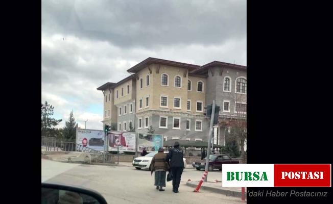 Yaşlı kadına polisten şefkat eli