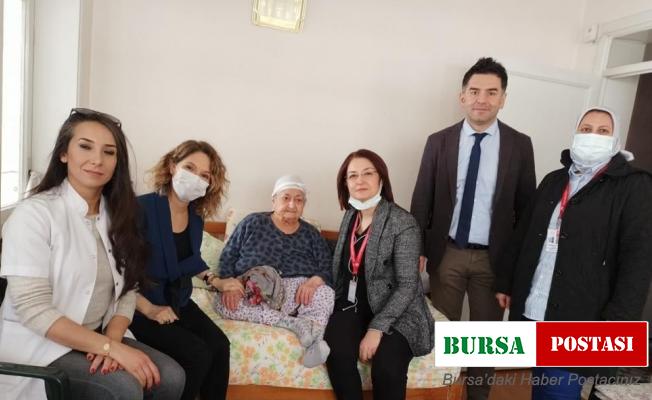 Yaşlıları evlerinde ziyaret ederek günlerini kutladılar