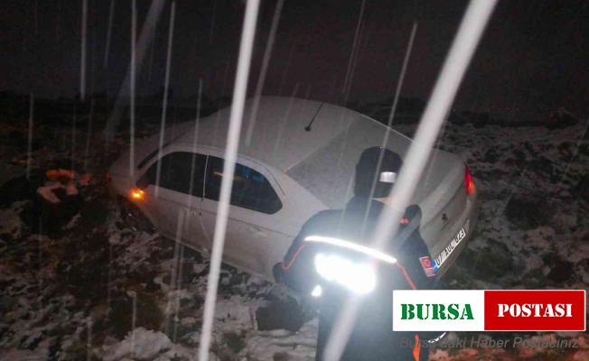 Yoğun kar yağışı nedeniyle kayarak yol dışına çıkan aracı AFAD kurtardı