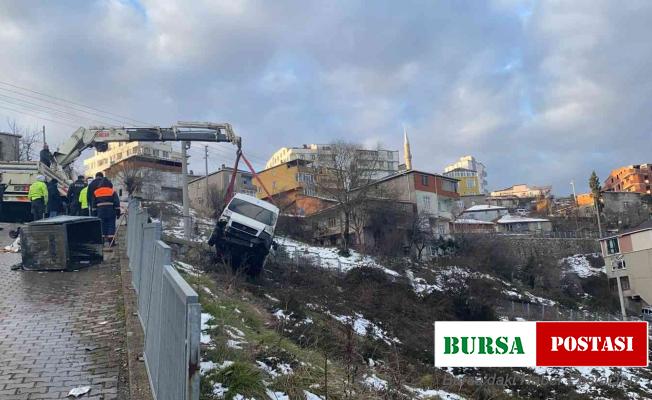 Yokuş aşağıya inen servis minibüsü yoldan çıkarak takla attı: 1 yaralı