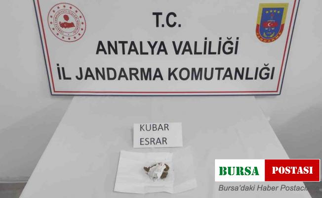 Yolcu otobüsünde esrar taşıyan şahıs, kimlik kontrolünde yakayı ele verdi