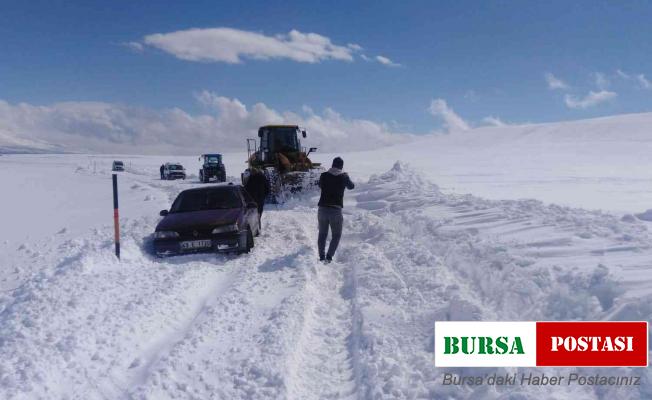 Yolda mahsur kalanları belediye ekipleri kurtardı