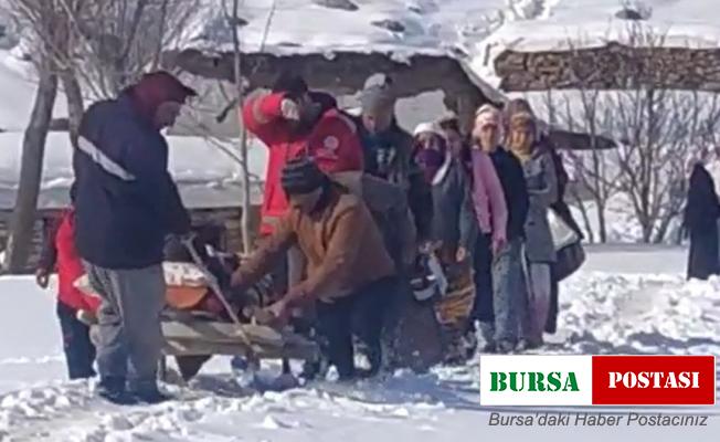 Yolu kapanan mezradaki hasta için ambulans helikopter havalandı