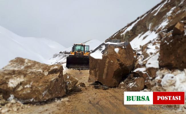 Yüksekova’da düşen kaya parçaları yolu kapattı