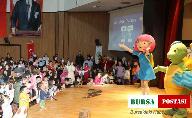 Yüreğirli çocuklar, ekranda gördüklerini sahnede izledi