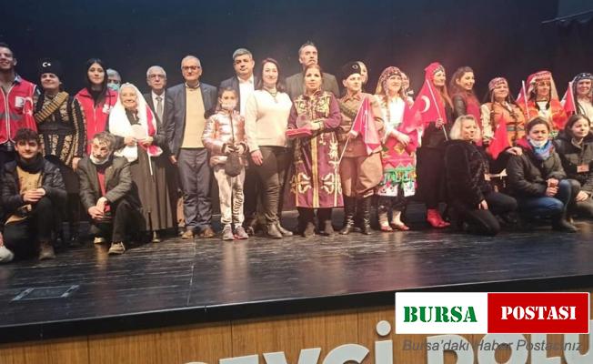 ‘Zafere Götüren Analar’ adlı tiyatro oyununu Bozüyük’te sahnelendiler