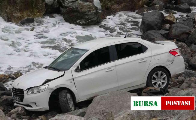 Zonguldak’ta otomobil sahil kenarına uçtu: 1 yaralı
