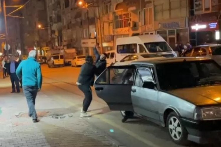 Bursa’da cadde ortasında bıçaklı kavga