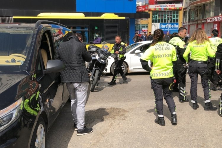 Tur minibüsüyle motosikletli trafik polisleri çarpıştı