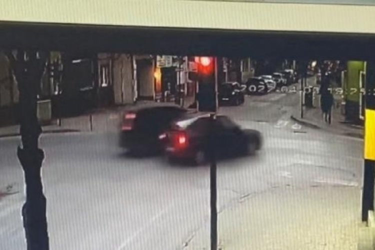 İnegöl’de trafik kazası: Aracıyla işyerine daldı